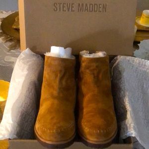 SteveMadden TanzieChestnut Sue size 9 NWO tag excellent condition. Suede bootie.